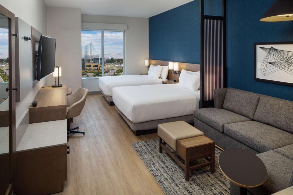 Queen Room with Two Queen Beds and Sofa Bed - High Floor interior